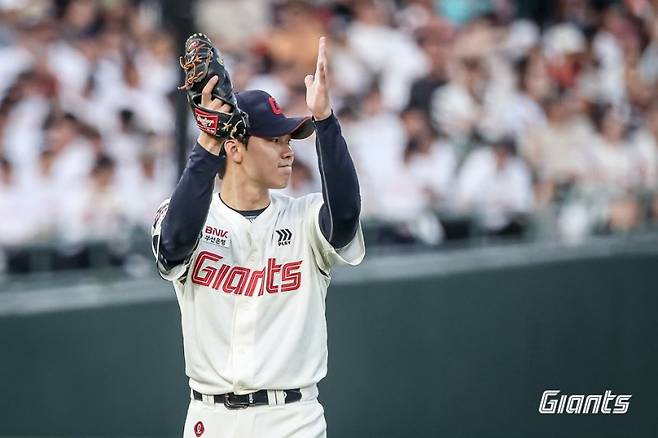 프로야구 롯데 자이언츠의 선발 홍민기가 지난 18일 부산 사직구장에서 열린 2025 신한 쏠뱅크 KBO리그 한화 이글스와의 경기 도중 호수비를 펼친 야수를 향해 박수를 보내고 있다. 롯데자이언츠 제공