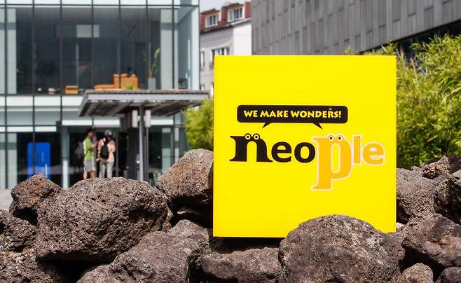 국내 게임업계 최초로 넥슨의 핵심 개발 자회사 네오플 노동조합이 파업에 돌입한다. 네오플 노조는 사측이 신작 출시 성과에 따라 지급해 온 신규개발 성과급(GI)을 임의로 축소했다고 반발하고 있다. 제주 본사 노조원은 25일 결의대회를 진행한 후 3일간 파업에 나설 예정이다. 사진은 이날 오전 제주시 노형동 네오플 사옥 모습. /사진=뉴시스