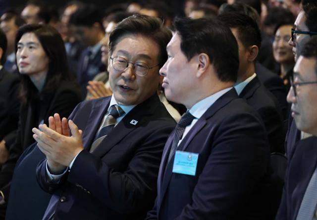 이재명(왼쪽) 대통령이 20일 울산전시컨벤션센터에서 열린 '대한민국 AI 고속도로, 울산 AI데이터센터 출범식'에서 최태원 SK 회장과 대화하고 있다. 왕태석 선임기자