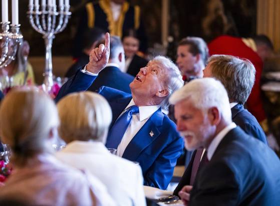 북대서양조약기구(NATOㆍ나토) 정상회의 첫날인 24일(현지시간) 네덜란드 헤이그 하우스텐보스궁에서 열린 환영 만찬에 참석한 도널드 트럼프 미국 대통령이 손가락을 천장을 가리키고 있다. EPA=연합뉴스