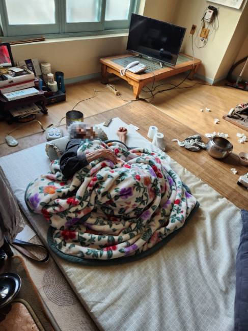 최근 방문한 강원도내 101세 6·25 참전유공자의 자택. 요강 옆에 오래돼 까맣게 변한 밥이 놓여 있고, 휴지들이 널브러져 있다. 최현정 기자·독자 제공