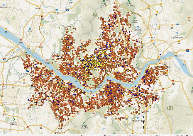 지반 침하 관련 정보 분포도 서울 전역의 지반침하 관련 정보 분포도. 파란색은 실제 침하 사고, 노란색은 지하 공동 현황, 주황색은 신고 민원을 나타냄.