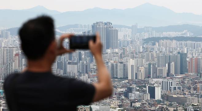 서울 중구 남산에서 시내 아파트가 보이고 있다. 사진=뉴스1