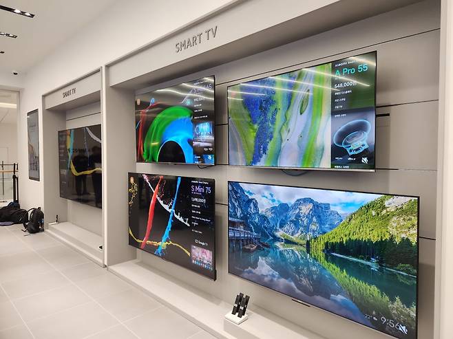 오는 28일 정식 오픈하는 샤오미코리아 매장 내부에 샤오미 제품들이 진열돼 있다. 사진=김대영 기자