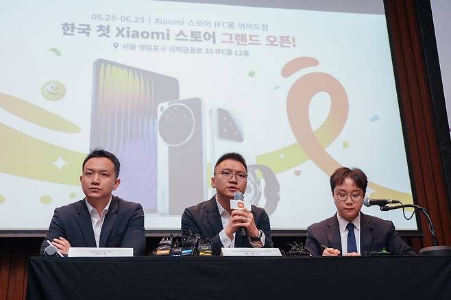 조니 우 샤오미코리아 사장(왼쪽부터)과 앤드류 리 샤오미 국제사업부 동아시아 지역 총괄이 25일 오전 서울 여의도 콘래드호텔에서 열린 '국내 첫 샤오미스토어 오픈 기념 기자간담회'에 나와 질의응답을 하고 있다. 사진=샤오미코리아 제공