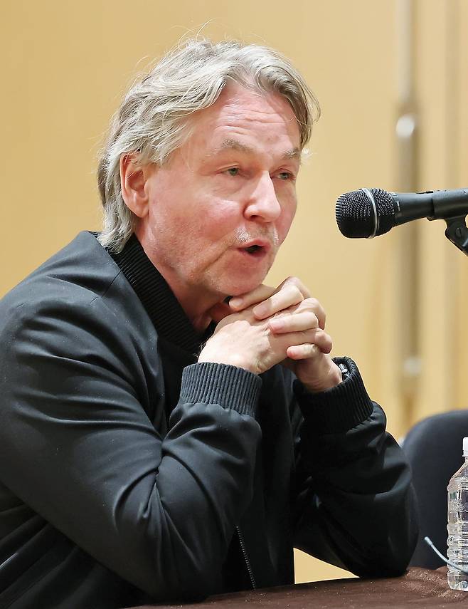 25일 오전 서울 서초구 서울문화예술교육센터 서초점에서 열린 기자간담회에서 지휘자 에사페카 살로넨이 말하고 있다. / 사진제공. 뉴스1.