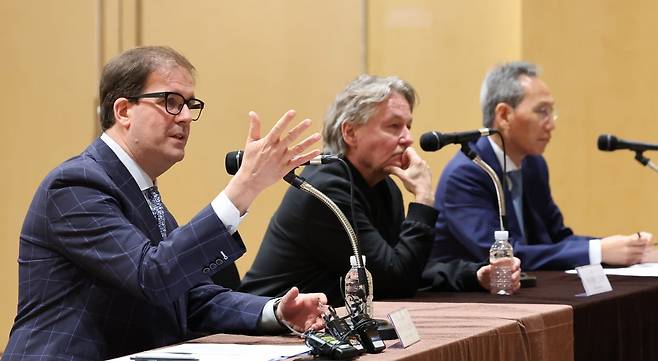 25일 오전 서울 서초구 서울문화예술교육센터 서초점에서 열린 기자간담회에서 마티아스 타르노폴스키 뉴욕필하모닉 최고경영자(CEO, 왼쪽)가 말하고 있다. /사진제공. 뉴스1.