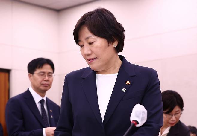 송미령 농림축산식품부 장관이 25일 오후 서울 여의도 국회에서 열린 농림축산식품해양수산위원회 전체회의에 출석하고 있다. 뉴스1