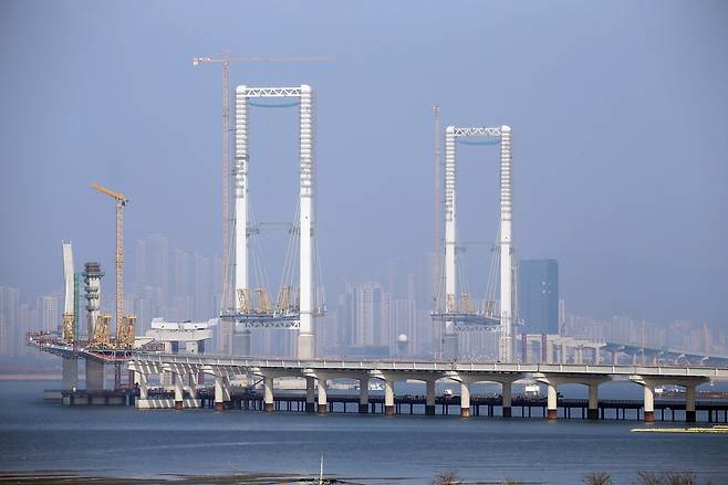 높이 180m인 인천 중구~서구를 잇는 제3연륙교 주탄에 설치된 전망대가 ‘세계 최고 높이 해상 교량 전망대’로 기네스에 도전한다. 인천경제자유구역청 제공