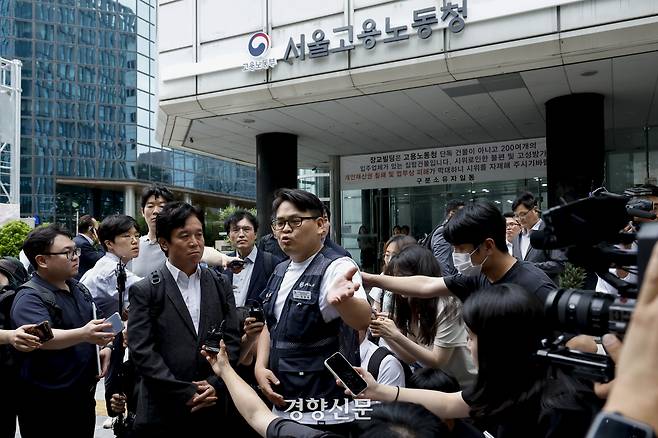 이재명 정부 첫 고용노동부 장관에 발탁된 김영훈 내정자가 24일 서울 중구 서울지방고용노동청에 마련된 인사청문회 준비단 사무실로 출근 중 김정봉 전국금속노조 서울지부 동부지역지회 부지회장의 민원을 듣고 있다. 김 내정자는 한국철도공사 기관사로 일하며 민주노총 위원장 등을 역임했다. 2025.06.24 문재원 기자