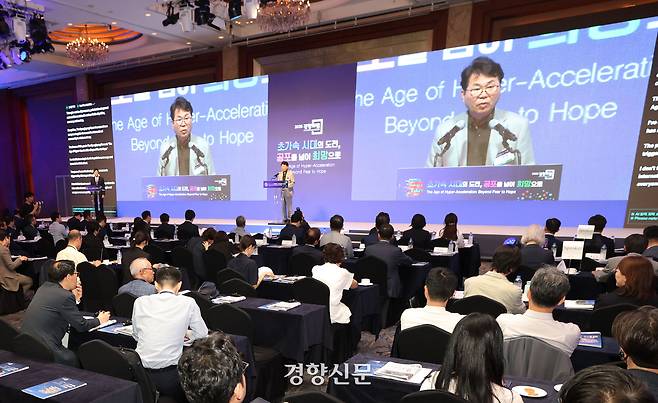 이한주 국정기획위원회 위원장이 25일 서울 중구 롯데호텔에서 열린 <2025 경향포럼> ‘초가속 시대의 도전, 공포를 넘어 희망으로’에서 축사를 하고 있다. 이준헌 기자