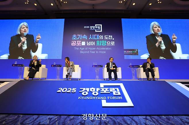 지나 네프 영국 케임브리지대 민더루 기술 민주주의 센터장, 샹뱌오 독일 막스플랑크 사회인류학연구소 소장, 이광형 카이스트 총장이 이정동 서울대 공학전문대학원 교수의 사회로 ‘숨가쁜 변화, 문명사적 대전환’에 대해 대담하고 있다. 2025.6.25 이준헌 기자