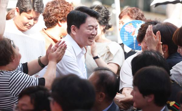 국민의힘 안철수 의원이 지난 18일 대구 중구 서문시장을 찾아 시민들과 인사하고 있다. 연합뉴스