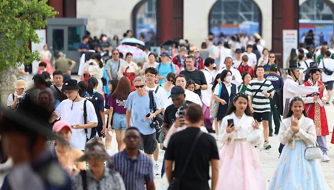 서울 경복궁을 방문한 외국인 관광객들. 연합뉴스