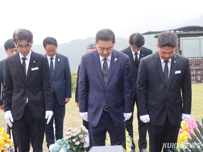 김병기 더불어민주당 당 대표 직무대행 겸 원내대표가 25일 국립대전현충원에 위치한 채수근 상병 묘역을 찾아 참배하고 있다. 양다경 기자