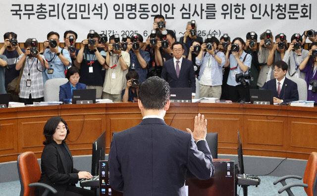 김민석 국무총리 후보자가 24일 국회에서 열린 인사청문회에 참석해 오른손을 들고 선서하고 있다. 연합뉴스