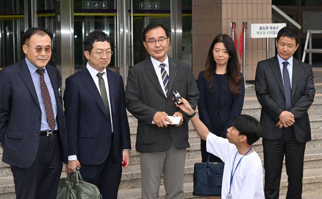 채해병 의혹 사건을 맡은 이명현 특별검사가 24일 경기도 과천 고위공직자범죄수사처 청사에서 오동운 공수처장을 만난 뒤 기자들 질문을 받고 있다. 이 특검은 오 처장에게 수사 검사 파견 등을 요청했다. 왼쪽부터 류관석 특검보, 정민영 특검보, 이 특검, 김숙정 특검보, 이금규 특검보. 과천=권현구 기자