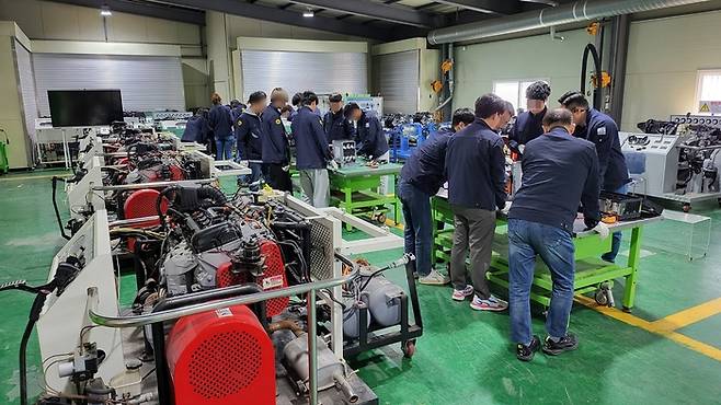 경기도일자리재단 내 경기도기술학교(화성 소재)에서 ‘미래 성장산업 취업전환 교육과정’ 현장실습이 진행되고 있다. <사진=경기도일자리재단 제공>