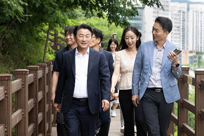 김동근 의정부시장(왼쪽)이 지난 24일 LH 경기북부지역본부 입주 1주년을 맞아 열린 '함께 걷는 소통의 길' 행사에서 LH 직원, 지역 주민 등과 용현산단 산책로를 걸으며 소통하고 있다. /사진제공=의정부시