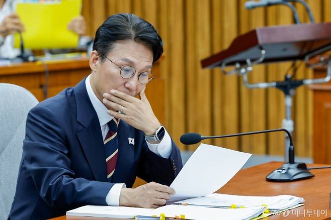 (서울=뉴스1) 안은나 기자 = 김민석 국무총리 후보자가 25일 오후 서울 여의도 국회에서 열린 인사청문회에 출석해 자료를 살피고 있다. 2025.6.25/뉴스1 Copyright (C) 뉴스1. All rights reserved. 무단 전재 및 재배포, AI학습 이용 금지. /사진=(서울=뉴스1) 안은나 기자