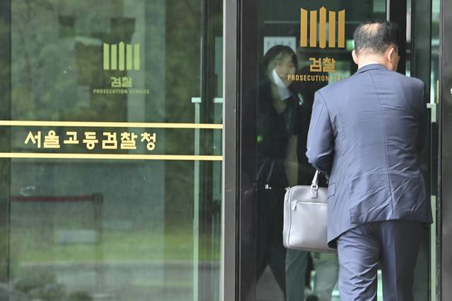 내란특검 사무실 있는 서울고검 : 25일 오전 내란특검 사무실이 마련된 서울 서초구 서울고검 청사로 수사 관계자가 출근하고 있다. 백동현 기자