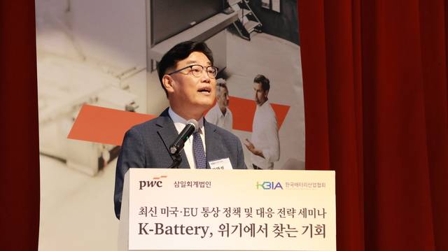 박태성 한국배터리산업협회(KBIA) 상근부회장이 25일 서울 용산구 삼일PwC 본사 아모레홀에서 열린 ‘최신 미국·EU 통상 정책 및 대응 전략 세미나 : K-배터리, 위기에서 찾는 기회’에서 개회사를 하고 있다. KBIA 제공.