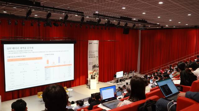 한국배터리산업협회(KBIA)와 삼일PwC가 25일 서울 용산구 삼일PwC 본사 아모레홀에서 공동 개최한 ‘최신 미국·EU 통상 정책 및 대응 전략 세미나 : K-배터리, 위기에서 찾는 기회’에서 참석자들이 설명을 듣고 있다. KBIA 제공.