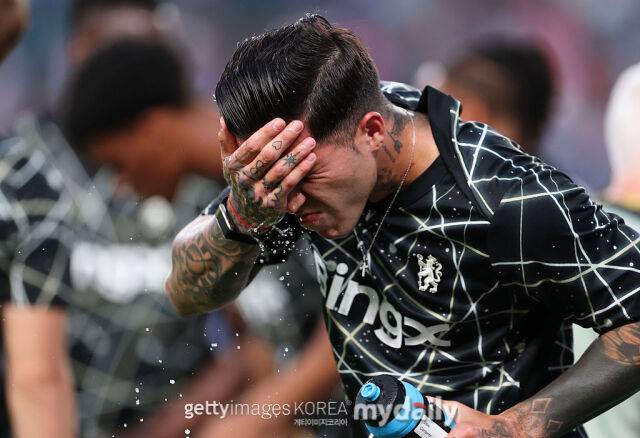 쿨링 브레이크에 휴식을 취하는 엔조 페르난데스. /게티이미지코리아