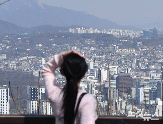 14일 서울 남산에서 바라본 서울 하늘이 푸르게 보이고 있다. 류영주 기자