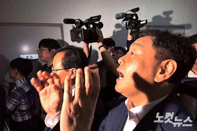 완주군민에게 가로막힌 김관영 전북지사. 송승민 기자