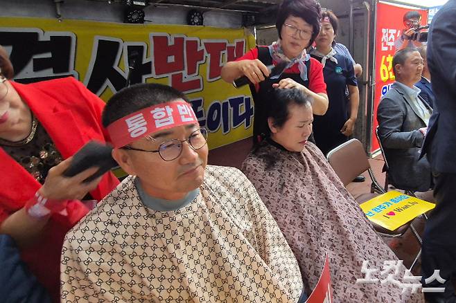 25일 오전 완주군청 앞. 통합반대 삭발식에 참여한 완주군의회 유의식 의장과 이경애 의원. 송승민 기자