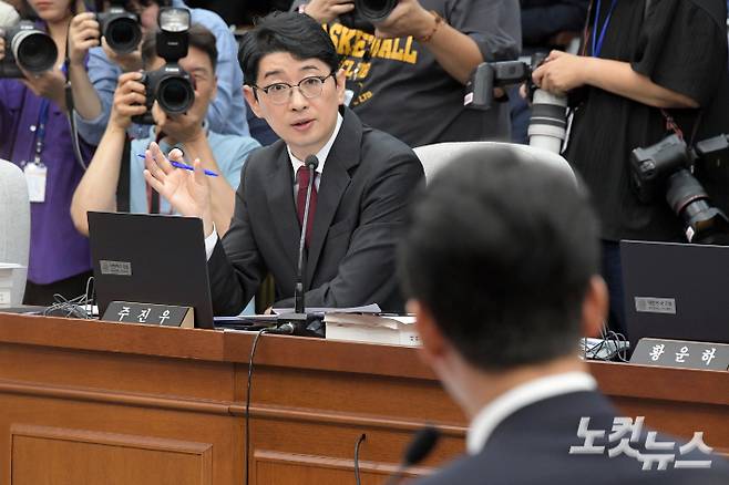 국민의힘 주진우 의원이 24일 서울 여의도 국회에서 열린 국무총리(김민석) 임명동의안 심사를 위한 인사청문회에서 김민석 총리 후보자에게 질의하고 있다. 윤창원 기자