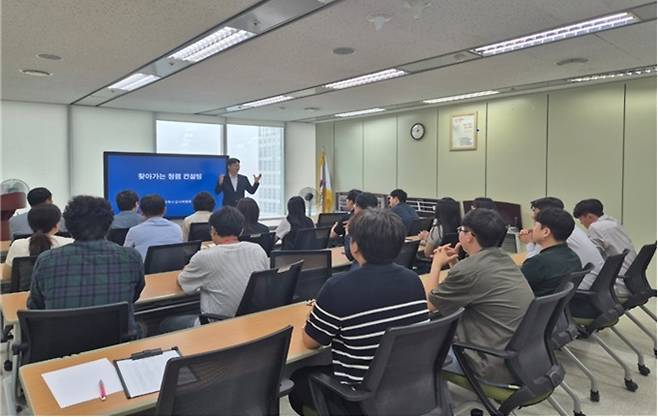 부산시가 종합청렴도 1등급 달성을 위해 올 하반기까지 전 부서를 대상으로 진행하는 청렴 컨설팅에 참석한 공무원들이 강의를 듣고 있다. 부산시 제공