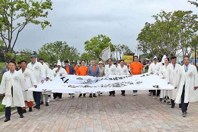 지난해 5월 전북 정읍시 동학농민혁명기념공원에서 열린 제57회 동학농민혁명기념제에서 이학수(왼쪽 맨 앞) 시장 등이 진군 행렬을 벌이며 동학농민군의 기개를 재현하고 있다. 정읍시 제공