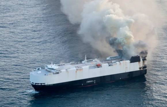 지난 3일 촬영한 불타고 있는 화물선 모닝 미다스. 미 해안경비대 제공