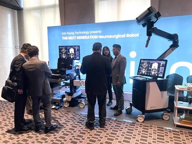 고영테크놀러지의 뇌 수술용 의료 로봇 ‘Geniant Cranial’가 2025 대한뇌전증학회 국제학술대회에서 국내 최초로 공개되고 있다. 사진제공=고영