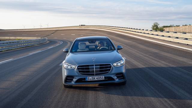 메르세데스-벤츠가 지난달 말 독일 임멘딩겐에서 개최한 '비하인드 더 휠 오브 에브리 S클래스(Behind the wheel of_every S-Class) 행사에서 현행 7세대 S-클래스가 주행하고 있다. 사진제공=메르세데스-벤츠