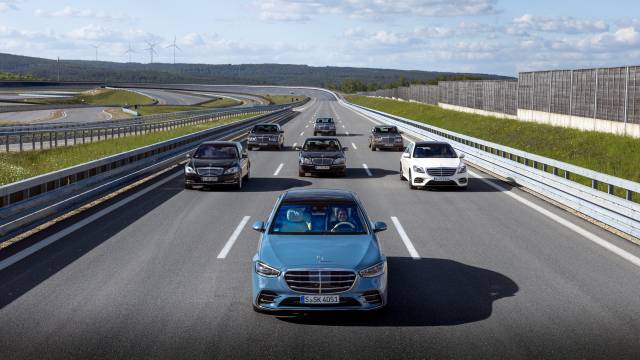 메르세데스-벤츠가 지난달 말 독일 임멘딩겐에서 개최한 '비하인드 더 휠 오브 에브리 S클래스(Behind the wheel of_every S-Class) 행사에서 S-클래스 1세대~7세대 모델이 함께 달리고 있다. 사진제공=메르세데스-벤츠