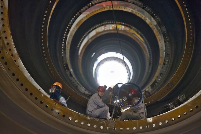 2021년 9월 중국 장쑤성의 풍력 터빈 제조 공장에서 노동자들이 작업하고 있다. ⓒEPA