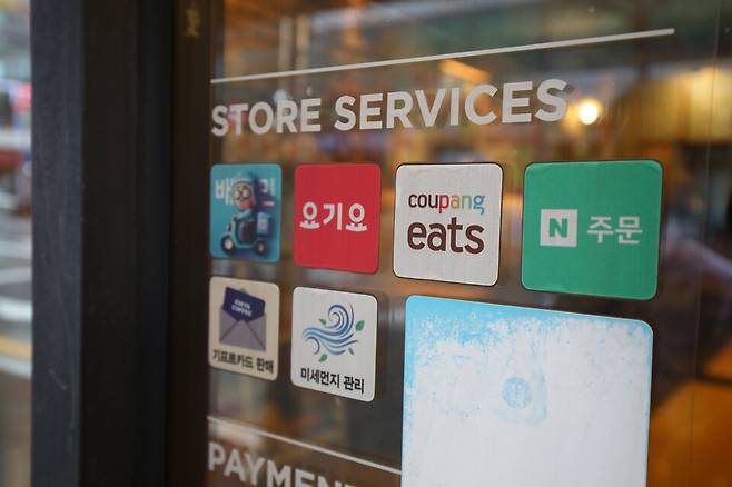 서울 강서구의 한 음식점 앞에 배달 앱 스티커가 붙어있는 모습 ⓒ시사저널 임준선
