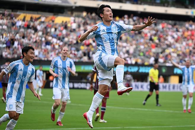 울산 HD 엄원상이 지난 22일 플루미넨시전에서 골을 넣은 뒤 기뻐하고 있다. 신화통신