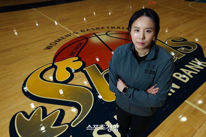 여자농구 인천 신한은행 최윤아 감독이 24일 경기 용인시 신한은행 블루캠퍼스에서 경향신문과 인터뷰를 하고 있다. 2025.06.24 권도현 기자