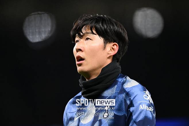 ▲ 영국 'BBC' 소속의 사미 목벨 기자는 17일 “손흥민을 향한 사우디아라비아의 관심이 높아진다. 자연스레 토트넘의 한국 투어는 손흥민의 미래에 영향을 끼칠 요소로 떠오른다”라고 전했다. 이어 “토트넘의 미래는 여전히 불투명하다. 손흥민의 계약 기간이 12개월밖에 남지 않은 상황에서 중동의 클럽들이 이를 기회로 삼으려 한다. 믿을 만한 소식통에 따르면 손흥민은 다음 시즌 전에 팀을 떠날 가능성이 있다. 떠나더라도 아시아 투어 이후에 팀을 떠날 가능성이 크다”라고 설명했다.