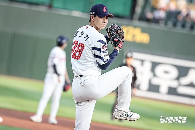 롯데 자이언츠 좌완 영건 홍민기가 지난 22일 사직 삼성 라이온즈전에서 3이닝 무실점 완벽투로 팀 역전승에 결정적인 역할을 했다. 사진 롯데 자이언츠