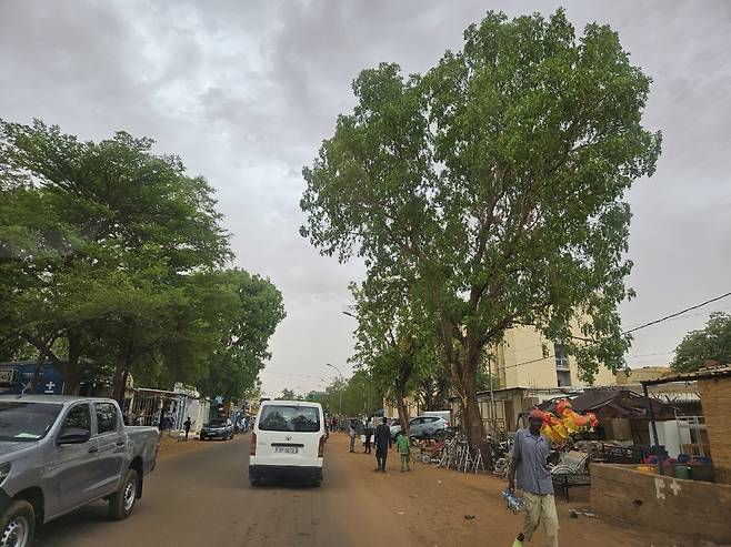 니제르 수도 니아메의 도로 (니아메<니제르>=연합뉴스) 노재현 기자 = 지난 16일(현지시간) 니제르 수도 니아메의 한 도로. 2025.6.25 nojae@yna.co.kr