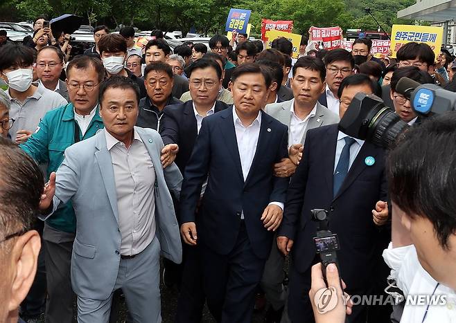 '통합 반대' 주민에 둘러싸인 김관영 전북도지사 (완주=연합뉴스) 임채두 기자 = 전북자치도 완주문예회관에서 '군민과의 대화'가 예정됐던 25일, 김관영 전북도지사가 완주군청 복도에서 '완주·전주 통합'을 반대하는 군민들의 항의를 받고 있다. 거센 저지에 군민과의 대화는 무산됐다. 2025.6.25 doo@yna.co.kr