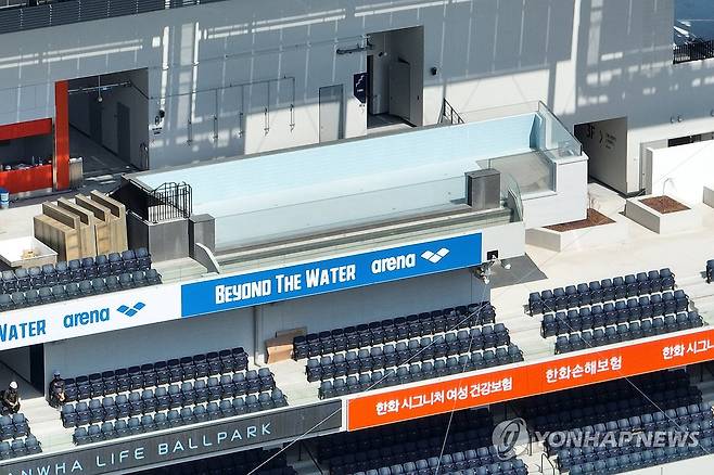 '야구장에 수영장이?' (대전=연합뉴스) 서대연 기자 = 프로야구 한화 이글스가 새 홈구장에서의 첫 시범경기를 앞둔 17일 대전 한화생명 볼파크에 인피니티풀이 설치돼 있다.
대전 한화생명 볼파크에는 3루측 4층에 1.5m 깊이의 인피니티풀이 조성돼 있어 수영을 하며 야구를 관람할 수 있다. 2025.3.17 dwise@yna.co.kr