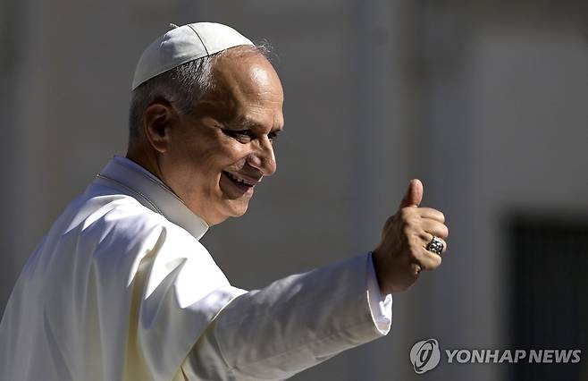 레오 14세 교황 (바티칸 EPA=연합뉴스) 레오 14세 교황이 25일(현지시간) 바티칸 성 베드로 광장에서 열린 수요 일반알현에서 청중들에게 인사하고 있다. 2025.06.25 photo@yna.co.kr