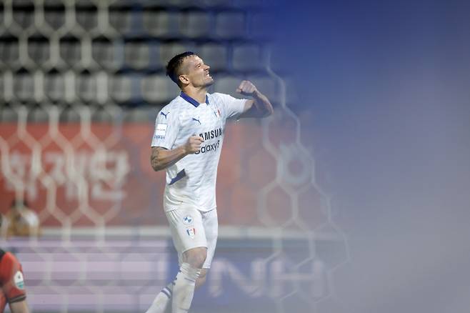 K리그2 경기서 수원 삼성의 일류첸코가 경남을 상대로 골을 터트린후 세리머니를 하고 있다. 사진=한국프로축구연맹