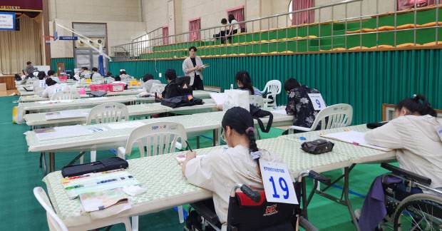 26일 열린 장애인기능경기대회. 그림 부문에 출전한 참가자들이 그동안 갈고닦은 실력들을 뽑내고 있다. 이정준 기자